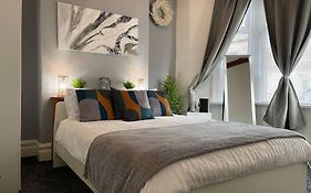 Spacious 5 Bedroom House - 2 Bath - City Centre - Free Parking